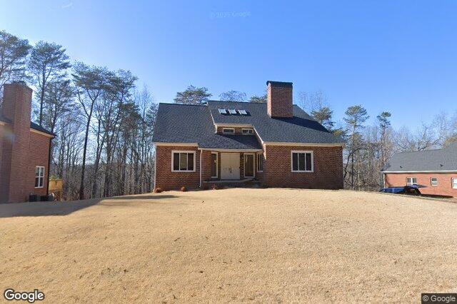 2528 Treetop LN